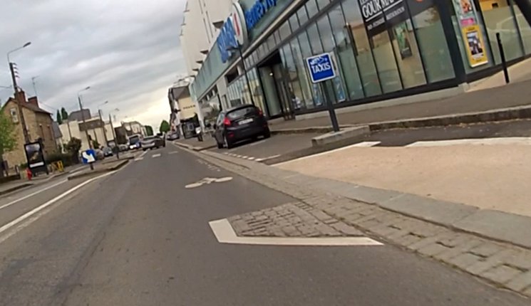 Bonjour <a href="/metropolerennes/">Rennes Ville et Métropole</a> <a href="/SyRault/">Sylviane Rault</a>
Voici trois aménagements cyclables récents
- 2 où le 🚲doit céder le passage
- 1 où l' 🚗doit céder le passage

Pourquoi les priorités des cyclistes ne sont pas signalées aux automobilistes alors qu'elles le sont dans la situation inverse?