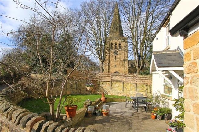 BlundellsUK's tweet photo. We are proud to bring to the market this five bedroom detached cottage in the 'shadows' of Eckington Church #Eckington #Derbyshire. This home is available to view during the @BigOpenHouse Event on the 28th & 29th April #bigopenhouse https://t.co/wk2Gdvn7XX https://t.co/Y7j10gqv51