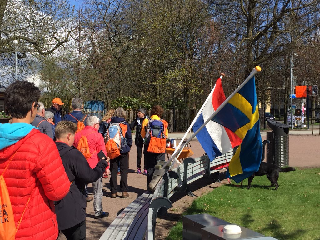 mvdpers's tweet photo. 🇸🇪🇳🇱 wat een gezelligheid op de route door #Göteborg #friendshipwalk #NSW2018 https://t.co/mt9LVEOyOh