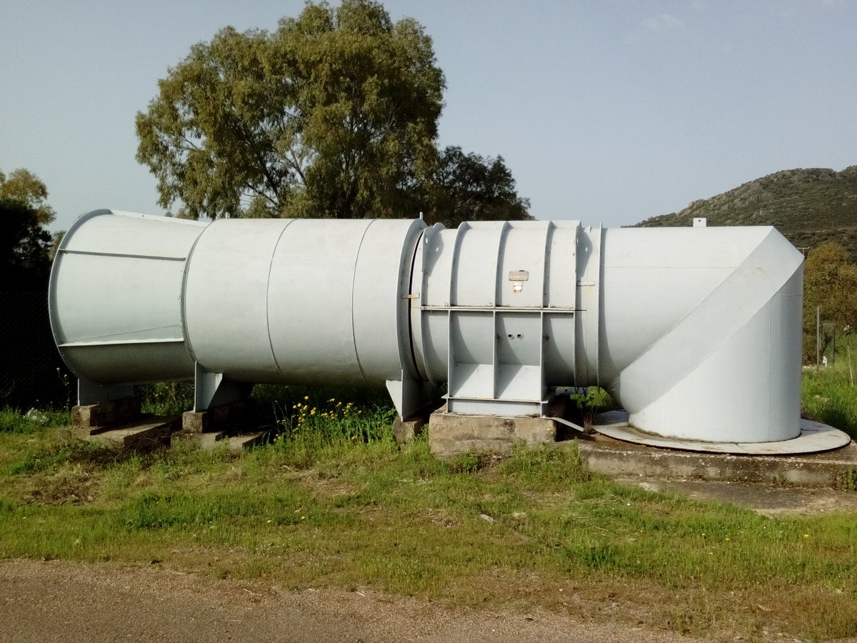 ParqueMineroAl's tweet photo. CHIMENEA ROBBINS
Excavada a mediados de los años 80. De sección circular, tiene una profundidad de 360 m y comunica con la planta 14º. Su función era la de proporcionar ventilación a las labores mineras de poniente, para lo cual disponía de un potente ventilador aspirante. https://t.co/QJql06qHgI