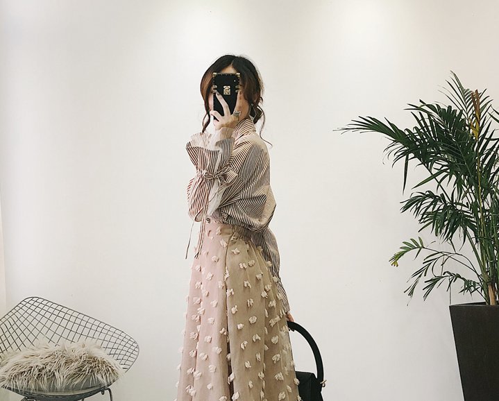 mooncomb09shop's tweet photo. 나팔 풍성 블���우스 수요조사!

소매 부분이 트여있고 레이스로 채워져있는 독특하고 예쁜 블라우스예요!!!
묶어서 깔끔하고 귀엽게 연출하실 수도 있답니다!!
증말 넘 예뻐서 흥분의 도가니였습니다

수요조사 참여는 RT+마음❤️ https://t.co/pqFnDqIXvm