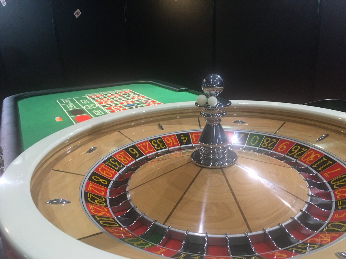 ゲームマガジン 公式 على تويتر 超会議 前日 そしてそんなカジノにいるのは 本格派ディーラー たち 当日は華麗な手さばきでおもてなししてくれるそうです 実は 超会議のために特別に ディーラースクールの校長 も来ていただけるそう その方の動画がアップ