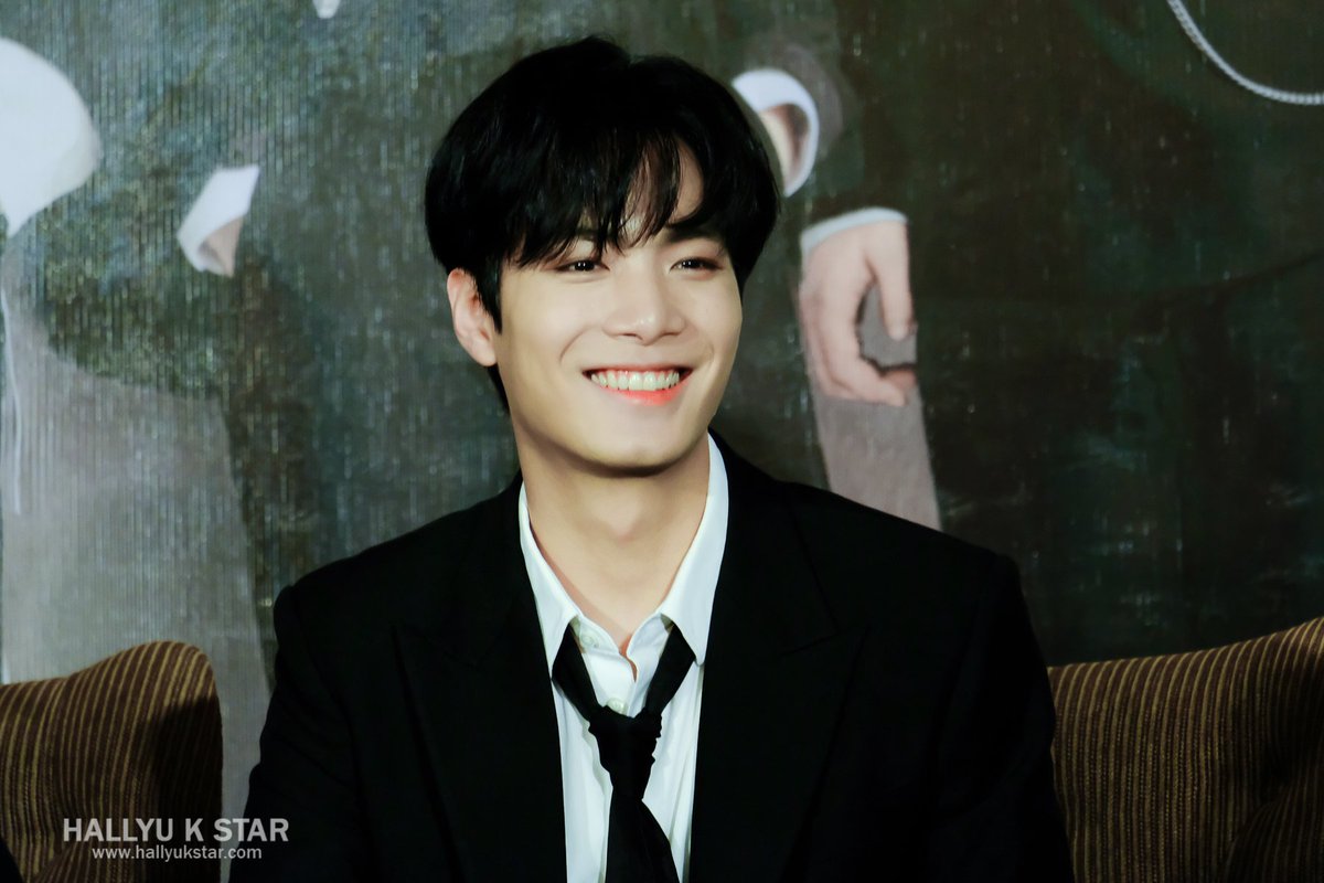 hallyukstar's tweet photo. 180427 #NUESTWinBKK - #JR #NUEST_W คุณพิจง ลีดเดอร์ที่แสนดีกับทุกคน ..แสนดีกับใจนี่ด้วยยย ยอมแล้วว~ TTwTT https://t.co/2BbaibQrP9