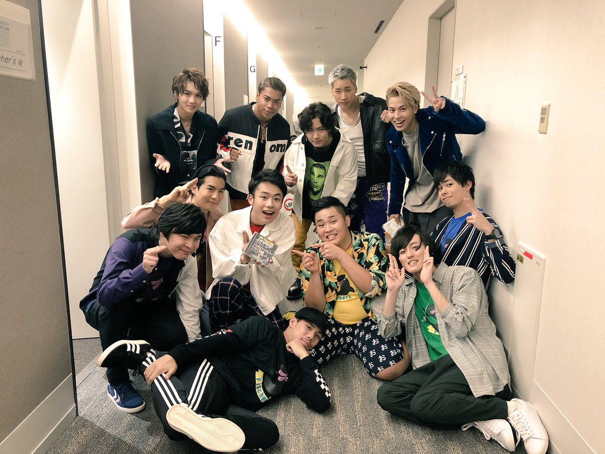 ndahoFischers's tweet photo. ミュージックステーション初出演！
ありがとうございました😊✌️
今日出せる僕らの全てを出せました🌈

僕とぺけの夢からスタートした音楽活動。
夢の場所に立たせてもらえて本当に幸せでした！！

またこの景色を見るため
夏の新曲の練習頑張ります！
北打ちもありがとう✨
出演者様とのお写真です♫ https://t.co/x1cjtLUMeI