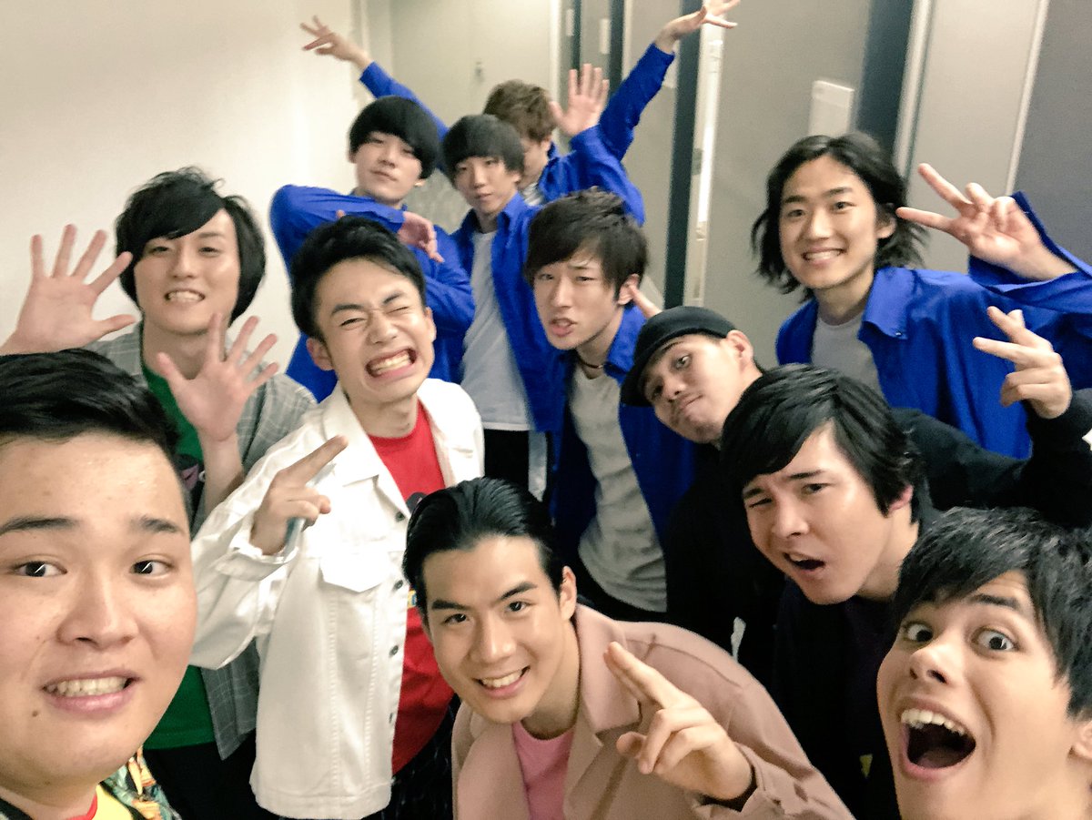 ndahoFischers's tweet photo. ミュージックステーション初出演！
ありがとうございました😊✌️
今日出せる僕らの全てを出せました🌈

僕とぺけの夢からスタートした音楽活動。
夢の場所に立たせてもらえて本当に幸せでした！！

またこの景色を見るため
夏の新曲の練習頑張ります！
北打ちもありがとう✨
出演者様とのお写真です♫ https://t.co/x1cjtLUMeI