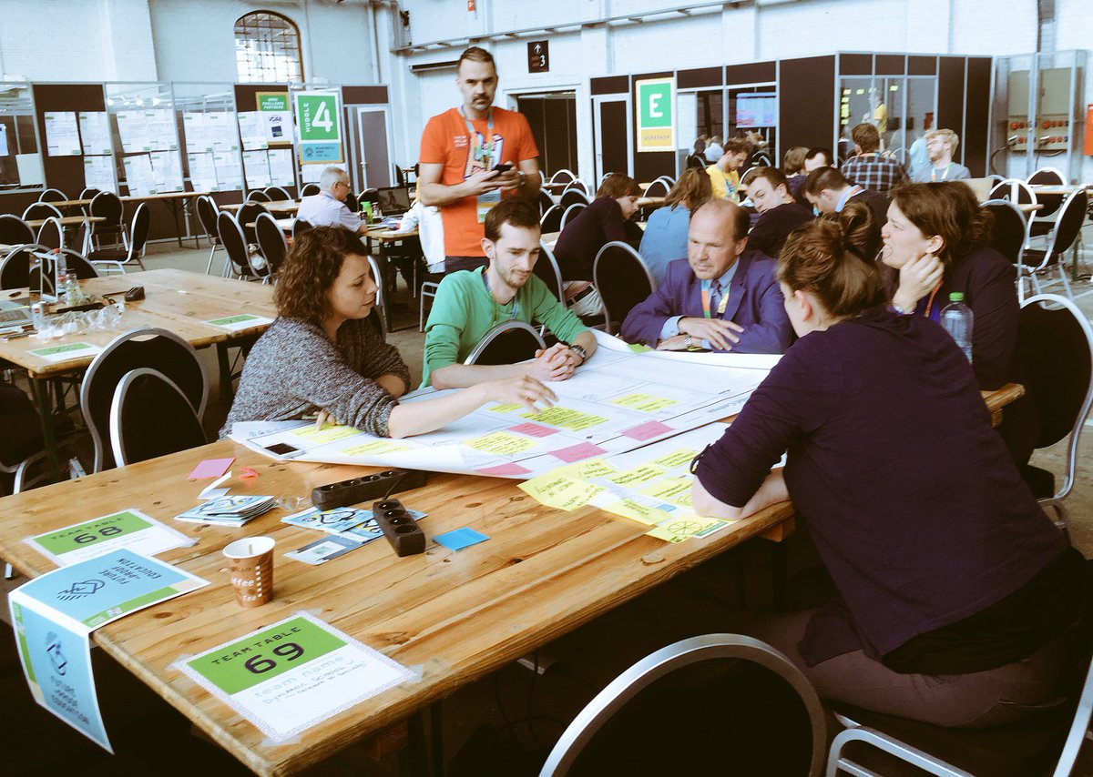 philippemuyters's tweet photo. Mee aan tafel bij 1 van de teams op #HACKBELGIUM2018 Creatieve oplossingen zoeken voor onze maatschappij: met veel technologie en vooral door veel ideeën samen te brengen. 👩💻💥👨💻 https://t.co/3z7XQ6Uojp