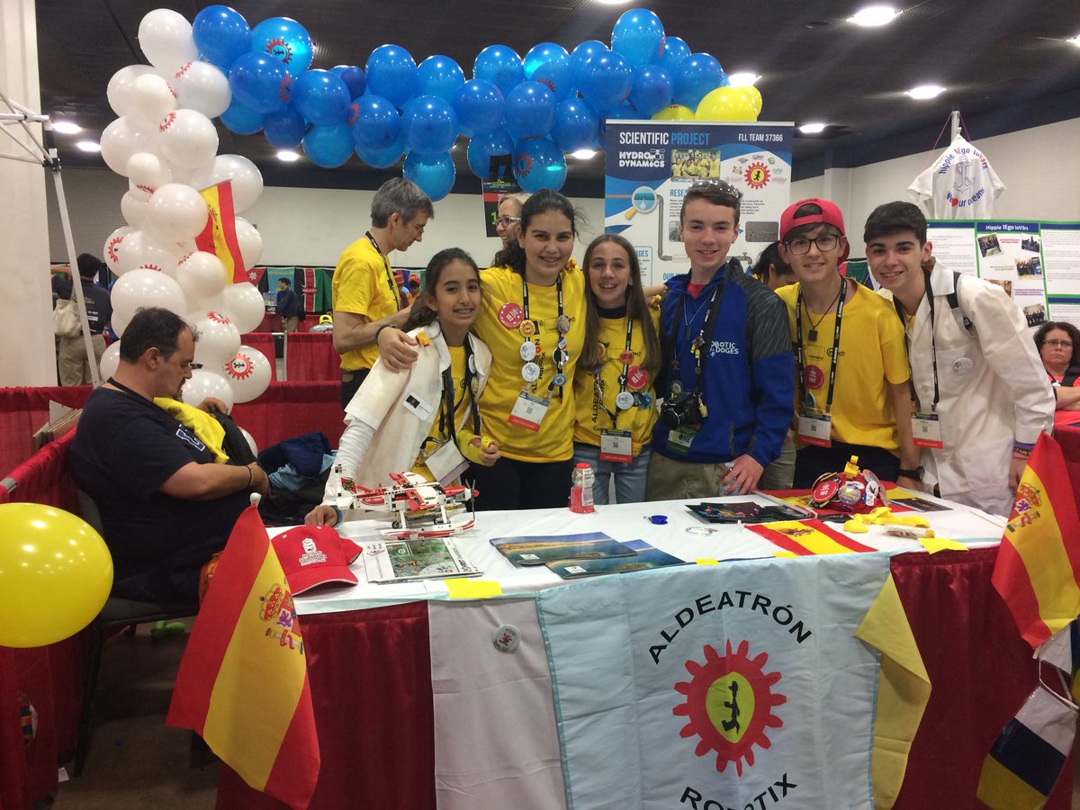 ftcteam8645's tweet image. Met FLL teams from the Canary Islands, Macedonia, Greece, and Wales yesterday! We loved learning about their countries #FIRSTChamp #FIRSTfam