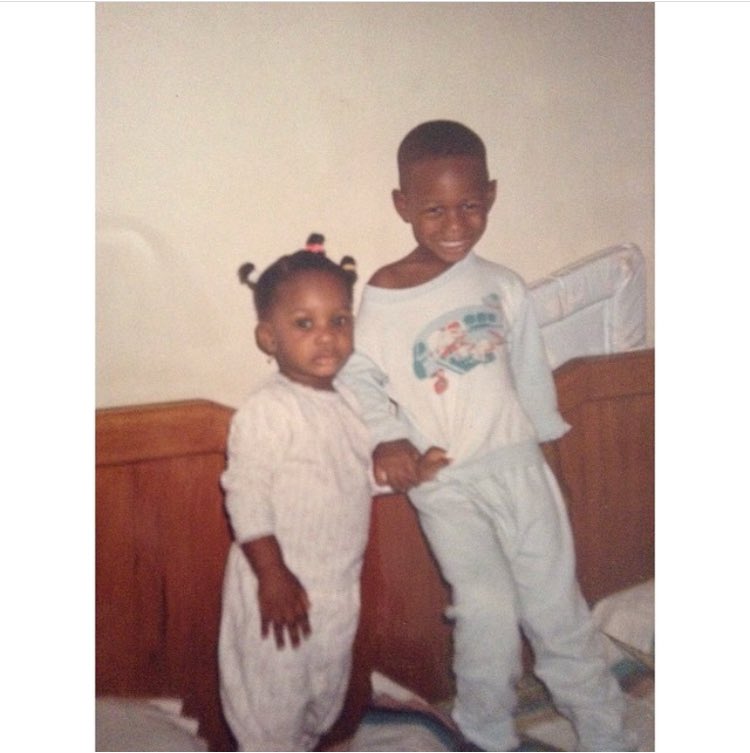 timeyin25's tweet photo. Why is she holding on to my shirt like that😂😂 ignore my grin 😂😂 I really have never had eye brows😂😂 little sister appreciation tweet @TosanKeke_ https://t.co/dXS3FMTrYz