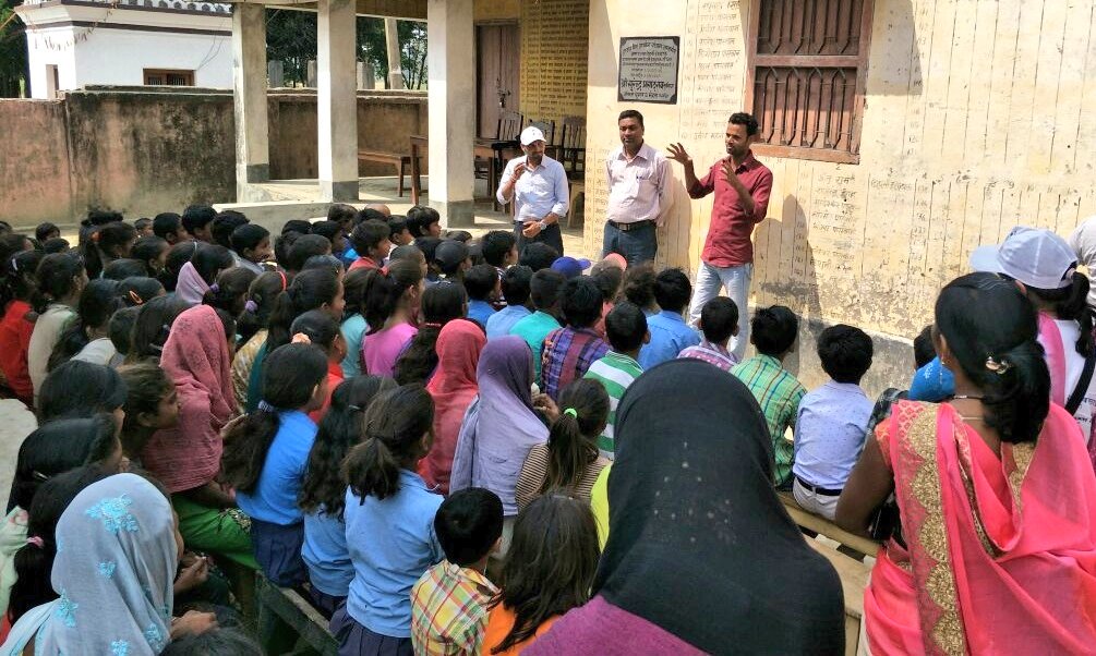Day 4 | 6th April | #ChaloChamparan

Team Baghpat talking to students and teachers in a school about safe sanitation practices. 

#ZSBP #SwachhBharat #ZSBPUP #चलो_चंपारण #satyagrahaseswachhagraha #swachhagrahis <a href="/LSBA_Bihar/">Lohiya Swachh Bihar Abhiyan</a> <a href="/shanmuzaffarpur/">Shan Muzaffurpur</a> #WASH <a href="/UNICEFIndia/">UNICEF India</a>