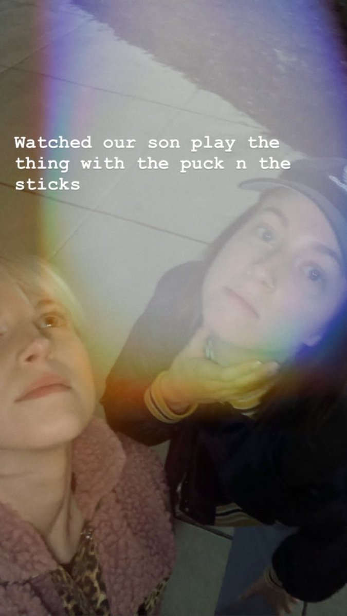 AlbumParamore's tweet photo. New photos of Hayley and her sister https://t.co/WZXREW50rP