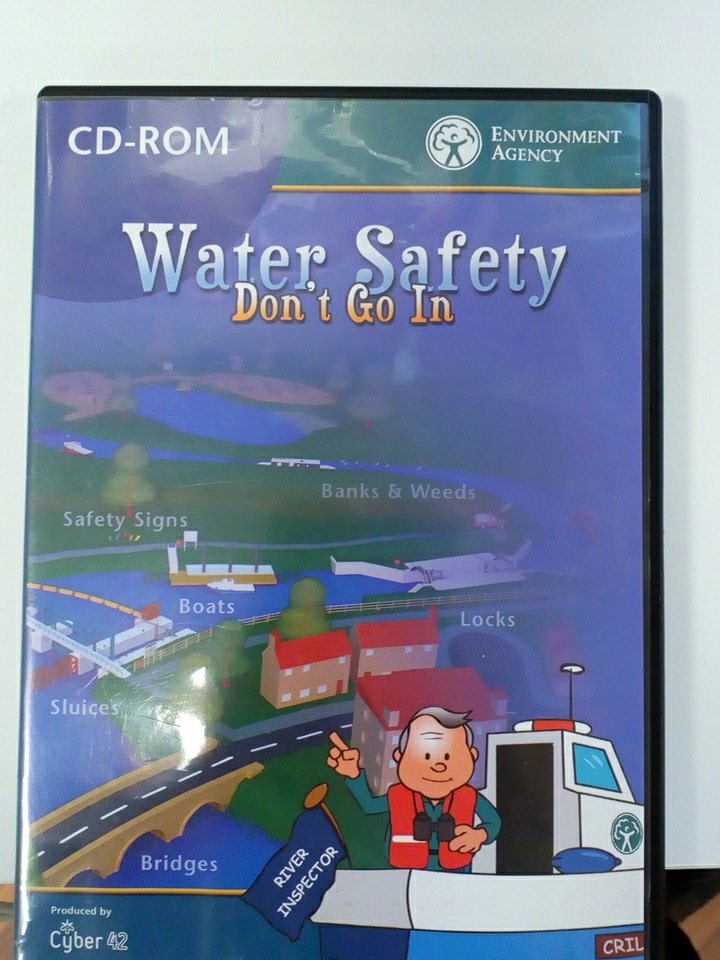 NeilScaife1's tweet photo. #WaterSafetyWaterWeek engagement with local schools #Newark @nottsfire #notjustfires https://t.co/yx4uPEWaHS