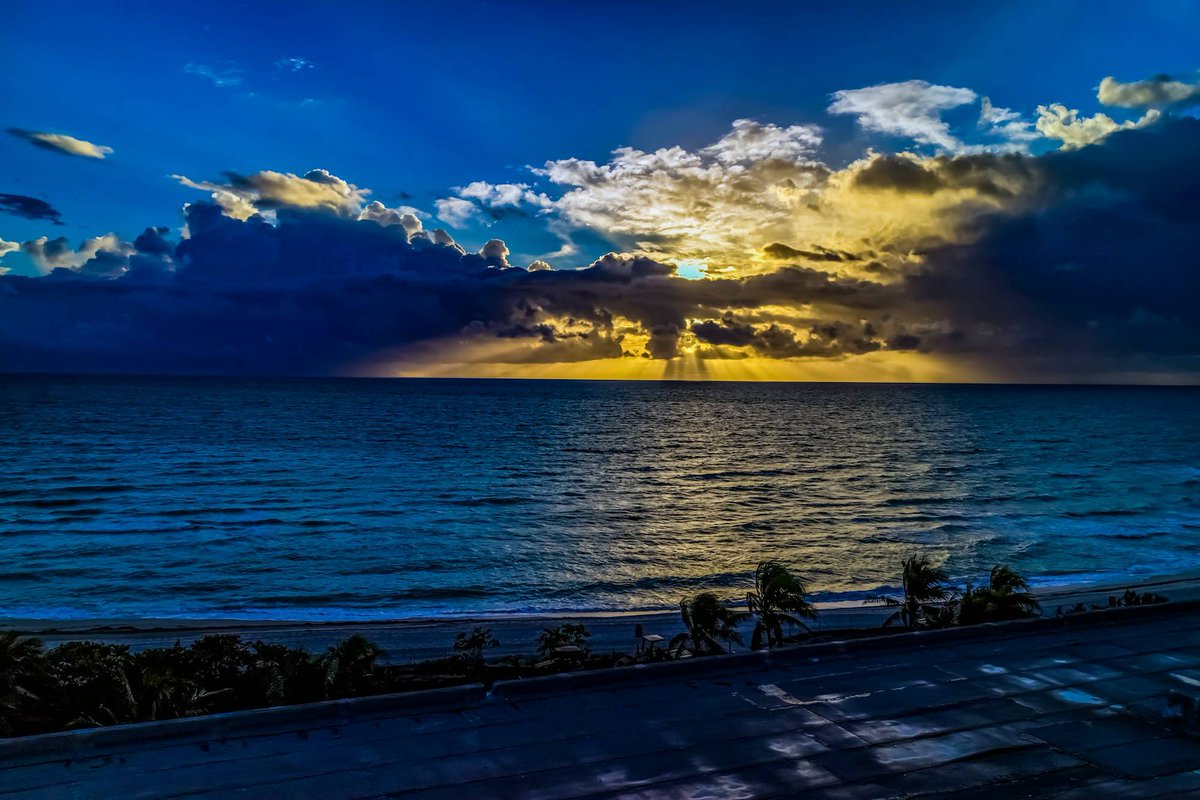JazeLens's tweet image. Now, this view is very hard to beat!

#water #sea #seashore #sky #landscape #beach #travel #traveling #visiting #instatravel #instago #ocean #nature #sunset #island #seascape #summer #scenic #outdoors #cloud #sun #reflection #jazelens