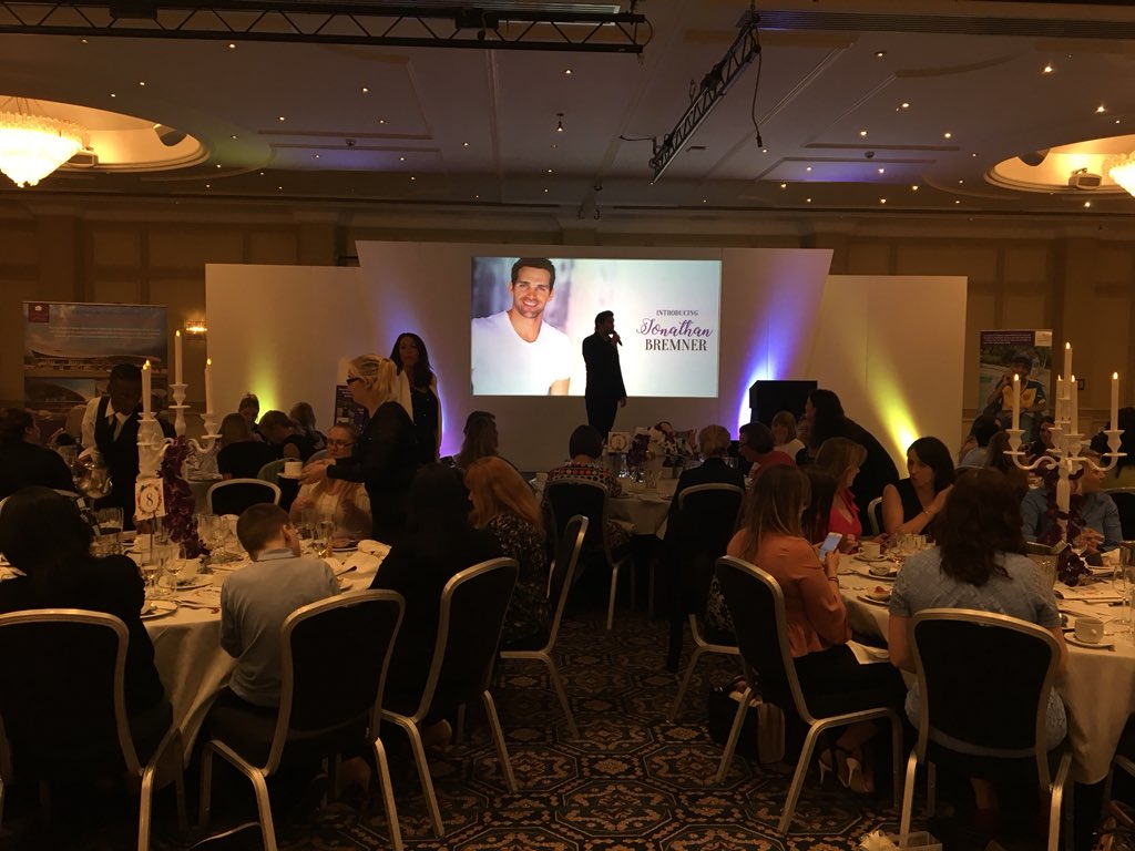 Brilliant atmosphere at our #CCLadiesLunch today 🌟 Thank you <a href="/JonathanBremner/">Jonathan Bremner</a> - your performance was beautiful 😄💜