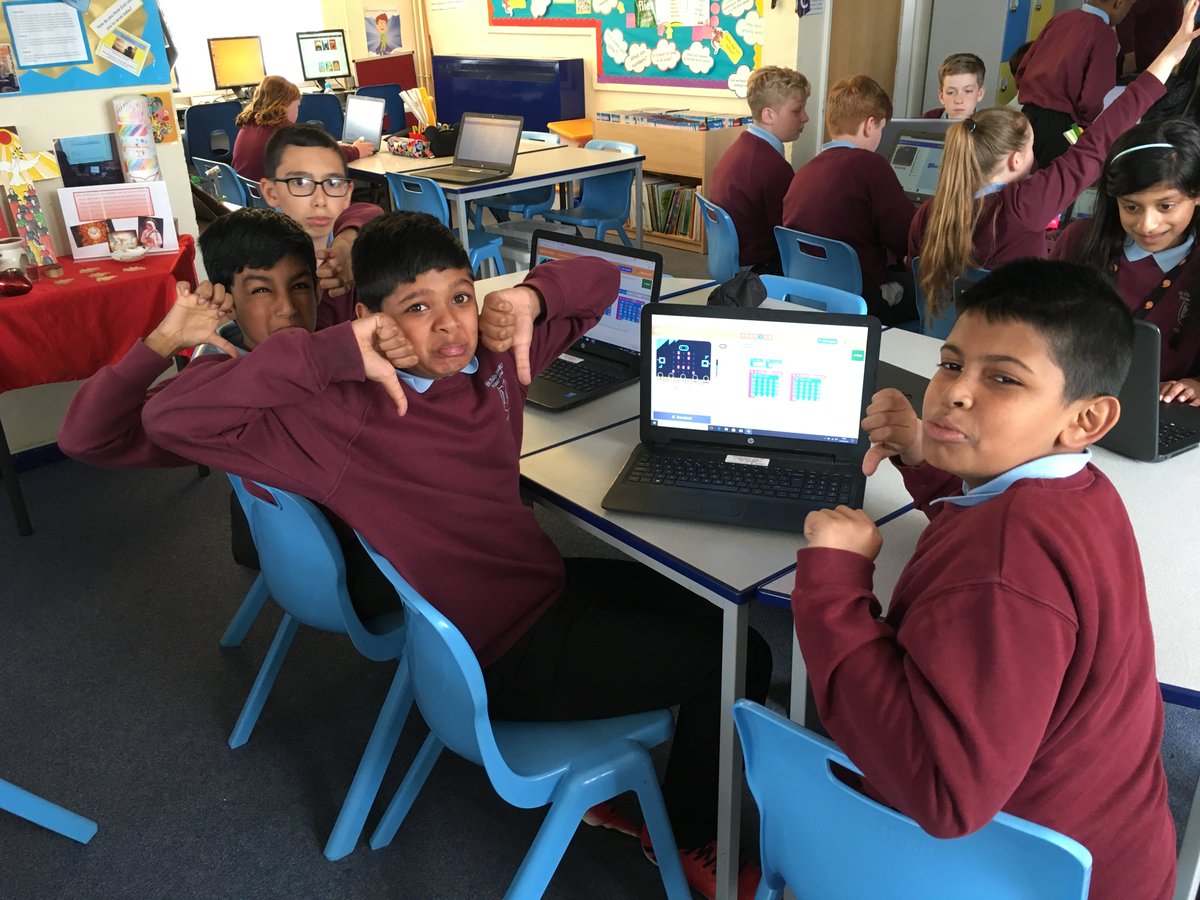 Stphilipevanspr's tweet image. Bl 6 coding using microbits. They are changing the screen on the microbit to happy faces and sad faces #coding #collaborativecoding @microbit_edu