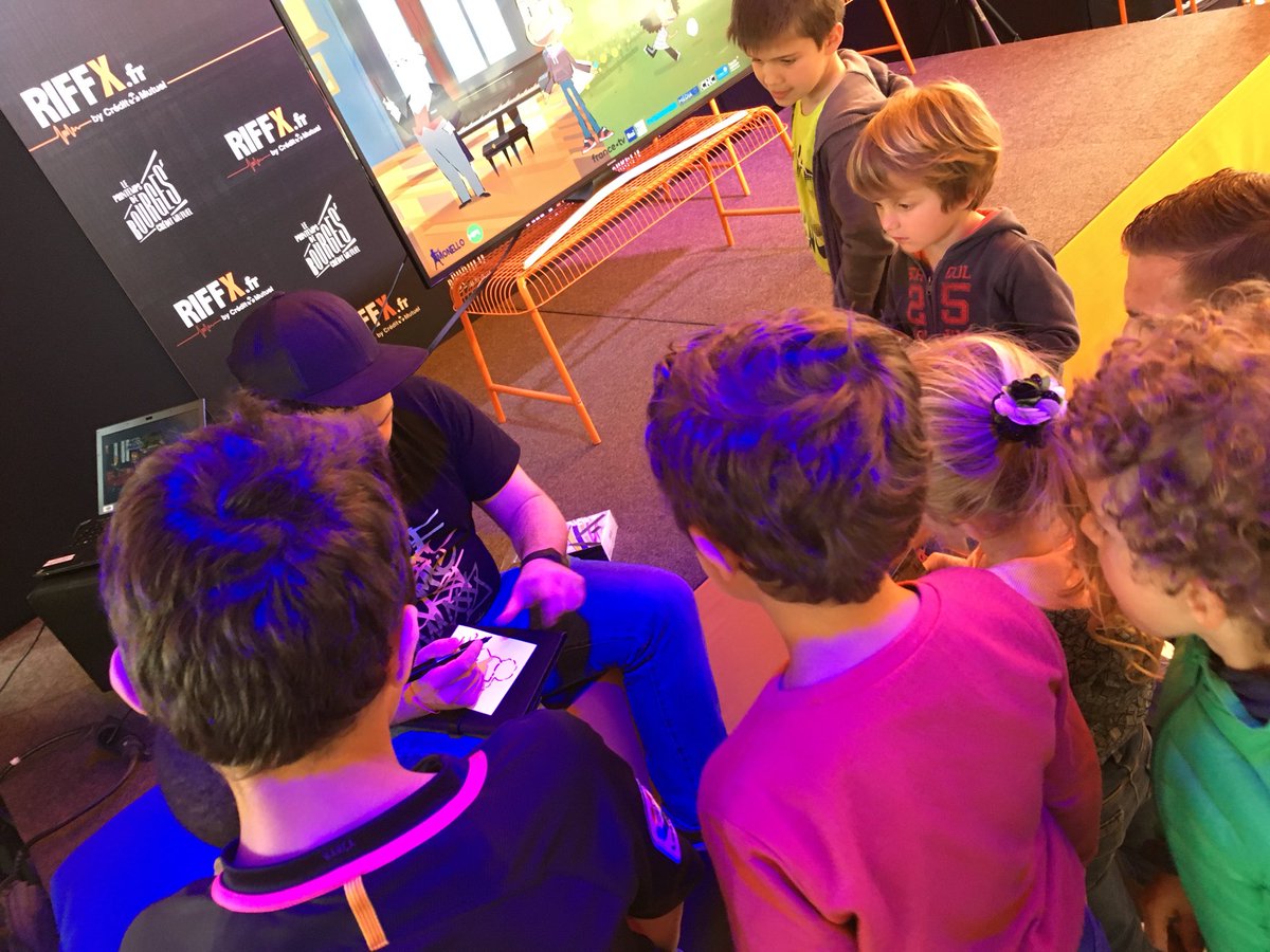 Val07's tweet photo. Ce matin Christope Pinto présentait aux enfants Max et Maestro au printemps de Bourges #PDB2018 . Écoute attentive et plaisir de repartir avec une dédicace dessinée @France4tv https://t.co/PFCLQaLgc4