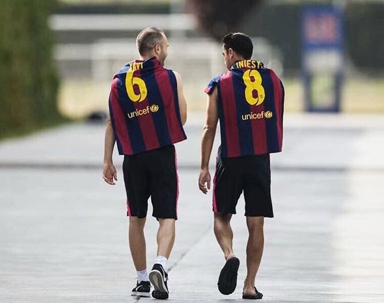 aguschmer's tweet photo. Un día le preguntaron a Xavi si estaba conciente que él siempre sabía qué hacer cuando tenía la pelota. 

Él sonrió y dijo: “No siempre, pero la verdad es que Cuando no sé qué hacer con ella, se la entrego a Iniesta”. 

#AndrésIniesta #Barça https://t.co/1mWsEmsMyT