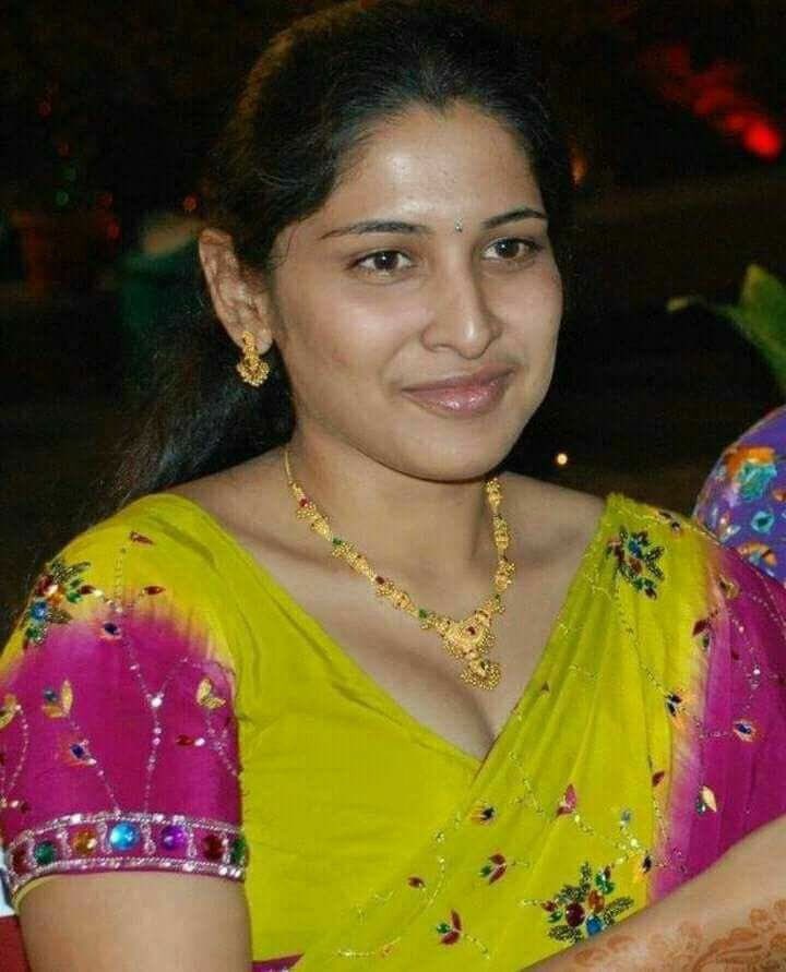 இதைப் பார்த்து உங்கள் ஜட்டி புடைத்தால் நான் பொறுப்பு இல்லை. புடைத்த ஜட்டி உடையவர்கள் retweet.