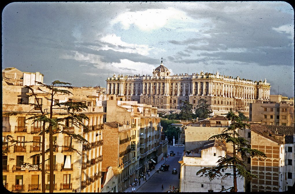 latinapaterson's tweet photo. En 1955 el fotógrafo francés Jean Paul Margnac llevó a cabo uno de sus viajes por España y el norte de África en moto. Nos dejó esta serie de un Madrid en Kodachrome. https://t.co/8LOIj8ACaZ