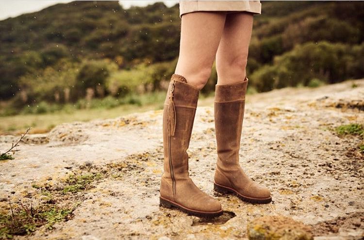 Who’s excited for the weekend? Although be prepared, it could potentially be a rather wet one... 🌧 💧 ☔️ #FairfaxAndFavor #RainForDays #BritishSummer