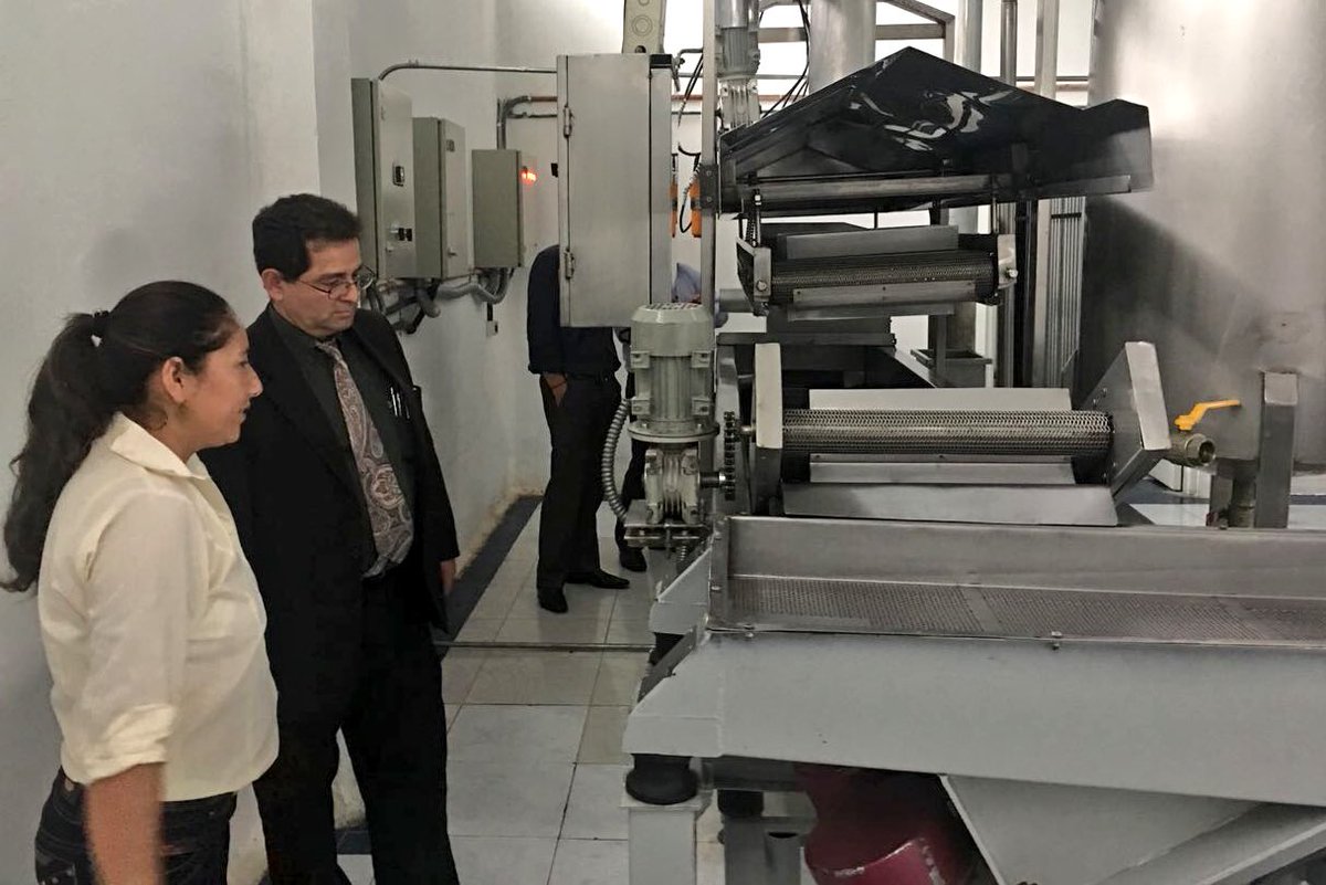 Produccion_Ecu's tweet photo. #CentinelaDelCondor | Representantes del Mipro visitaron la planta industrial de #APEOSAE, organización conformada por 130 pequeños productores de café, cacao y plátano. Actualmente exportan a EEUU y Europa; cuentan con certificación orgánica y comercio justo. https://t.co/FLxmpqZaPM
