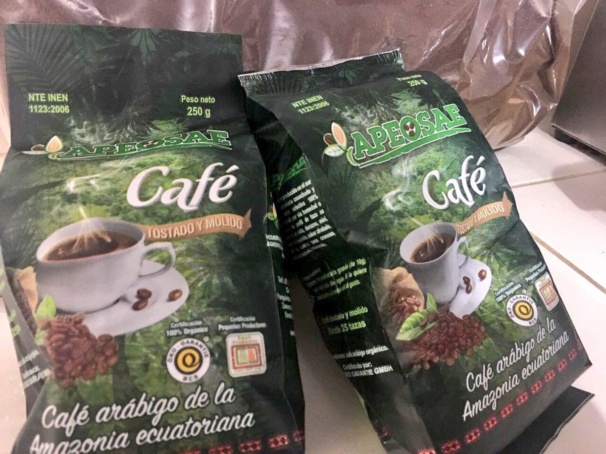 Produccion_Ecu's tweet photo. #CentinelaDelCondor | Representantes del Mipro visitaron la planta industrial de #APEOSAE, organización conformada por 130 pequeños productores de café, cacao y plátano. Actualmente exportan a EEUU y Europa; cuentan con certificación orgánica y comercio justo. https://t.co/FLxmpqZaPM