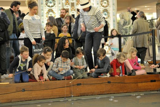 Hier comme aujourd’hui, le bassin est un terrain de jeu formidable pour les enfants ! L’équipe d’animateur du musée ne manque pas d’imagination pour permettre aux enfants de s’émerveiller ! #kidsMW #MuseumWeek <a href="/MuseumWeek/">ᴍᴜsᴇᴜᴍᴡᴇᴇᴋ 🏛</a>