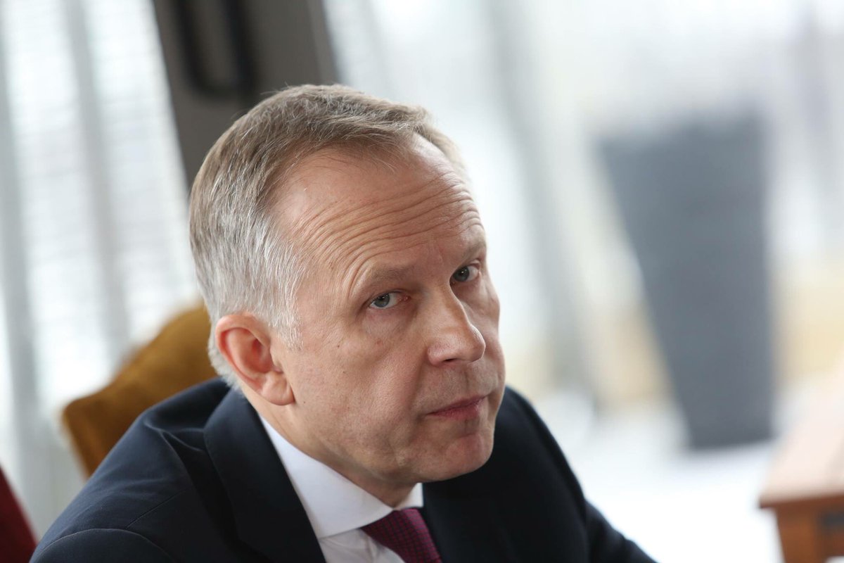 Украденный из дома подозреваемого в коррупции президента Банка Латвии Илмара Римшевича сейф найден в лесу. 🗄 Сейф весит 200 кг. Об этом сообщил агенству ЛЕТА адвокат Римшевича Саулведис Варпиньш.