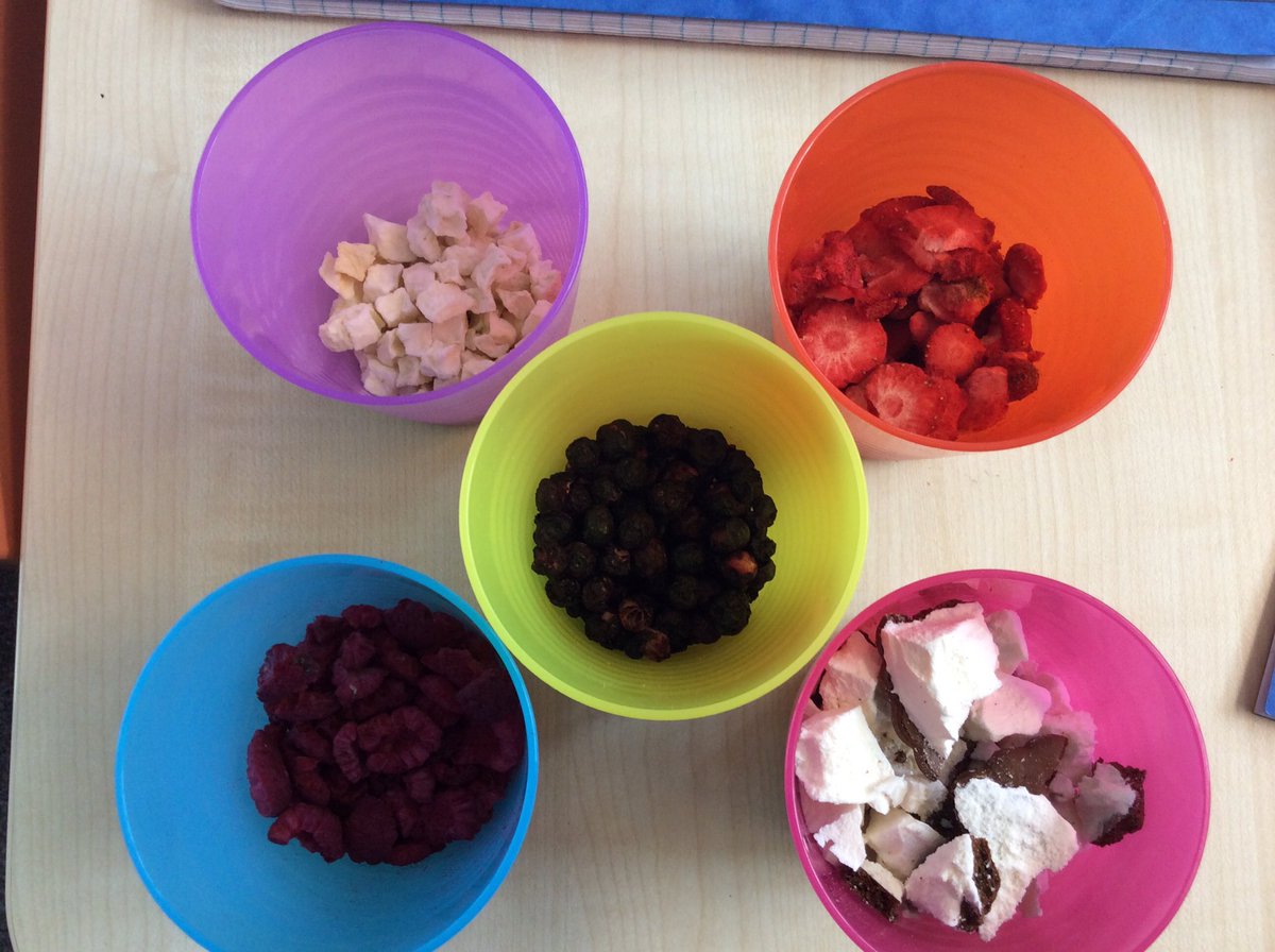 WellyPrimary's tweet image. Harriers got to try space food! #astronautdiet #spaceisfun #friyay