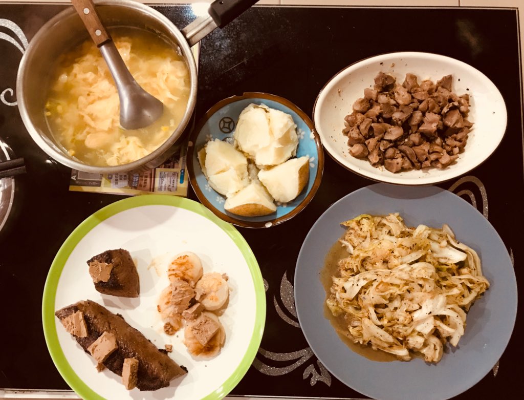 順便紀錄一下昨天的晚餐：
因為沒主食所以蒸馬鈴薯湊合著吃，搭配干貝絲炒高麗菜、煎牛排與煎干貝佐鵝肝醬（閃光媽提供原料）、炒雞胗、康O濃湯。
其中牛肉跟雞胗真的非常適合下酒🤤