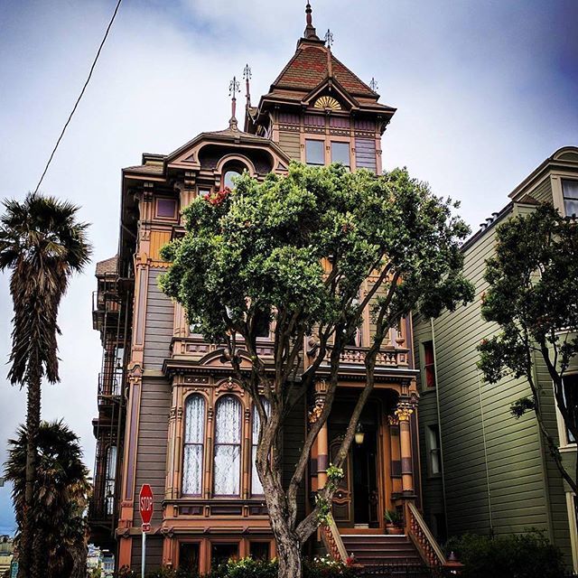 Excellent shot @indylaura99! But you'll need to zoom in further past Wikipedia if you want to discover the real details of this historic Victorian landmark! .
.
.
.
.
#houseoflegendsmovie #tgif #historichome #victorianmansion #sanfranciscohistory #thispl… ift.tt/2JwQi3i