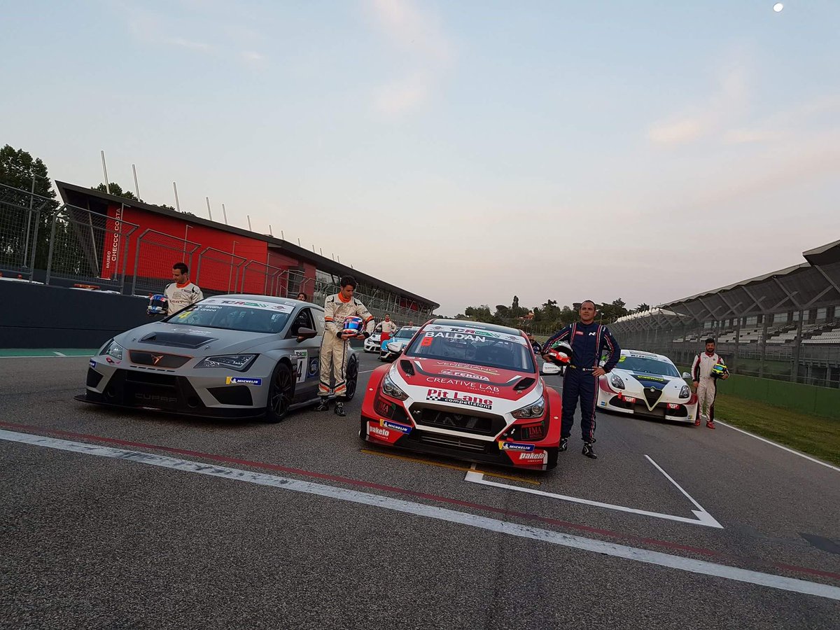 NicolaBaldan's tweet photo. Ma quanti siamo siamo quest'anno! 😱😱Che spettacolo il @TCRItaly 2018!😎
#27fever La #Pakelomobile sarà contenta!
@pakelo_lub | @FERGIAUTOMOBILI | @HMSGOfficial | @Hyundai_Italia |  @ChioggiaKart | https://t.co/NMYGPfkF8L | @StiloOfficial |T.M Performance|GecoDesign| @TCR_Series https://t.co/TlpNm9wsY7