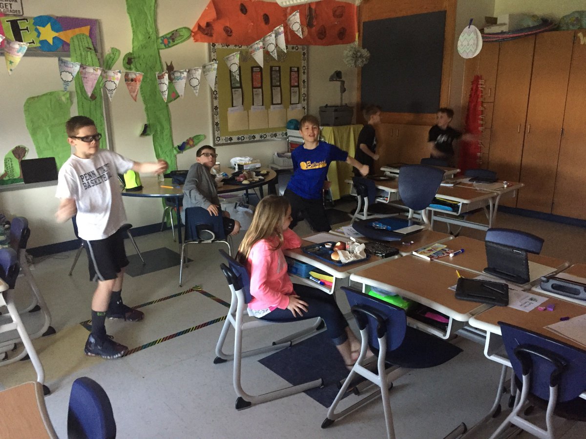 abclabaugh's tweet photo. #bdnpln      #lunchwithmykids
Typically one time per week I eat lunch with my class.  You can earn a ticket to Clabaugh Cafe by reading 25 chapters of a book (or two!). This particular group of students had me turn on a musical and they danced while they ate!  
😆 https://t.co/oxUDCJxF4K