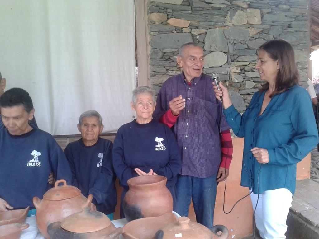 INASS_BOCON's tweet photo. INASS EN ARTE 2018. NUESTROS ADULTO MAYOR RUBEN DARIO PEÑA, EXPRESA SU TALENTO. @magallyvina Y APROVECHA LA OPORTUNIDAD PARA DAR A CONOCER LOS LOGROS OBTENIDOS X NUESTRO PRESIDENTE NICOLAS MADURO @CarlosInass EN EL DECRETO DE 100% PENSIONADOS A NIVEL NACIONAL @salainass https://t.co/SBVHivConA