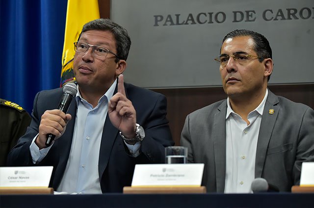 NoticiasCaracol's tweet photo. Renuncian ministros del Interior y Defensa de Ecuador tras vencerse plazo para capturar a ‘Guacho’ https://t.co/8gkFIkoGRI https://t.co/yadciNoHhC