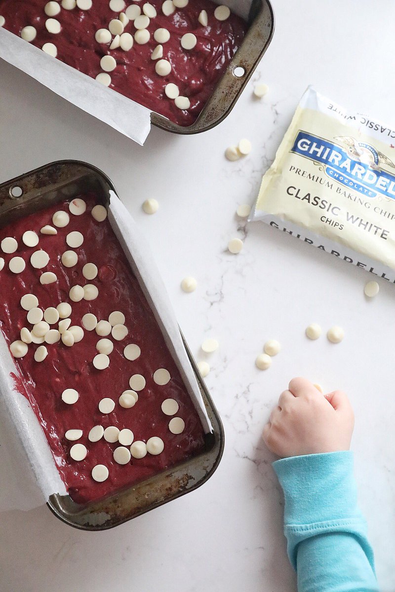 photoricalfood's tweet photo. FRIDAY!!!!! A little baking today to round out the week. Red velvet loaf cake with @LoveGhirardelli white cocolate chips. Happy Friday! Hello weekend! #baking #cake #redvelvet #chcolatechips #ghiradelli #sweets #FridayVibes #TGIF https://t.co/ZOct5pvnxk