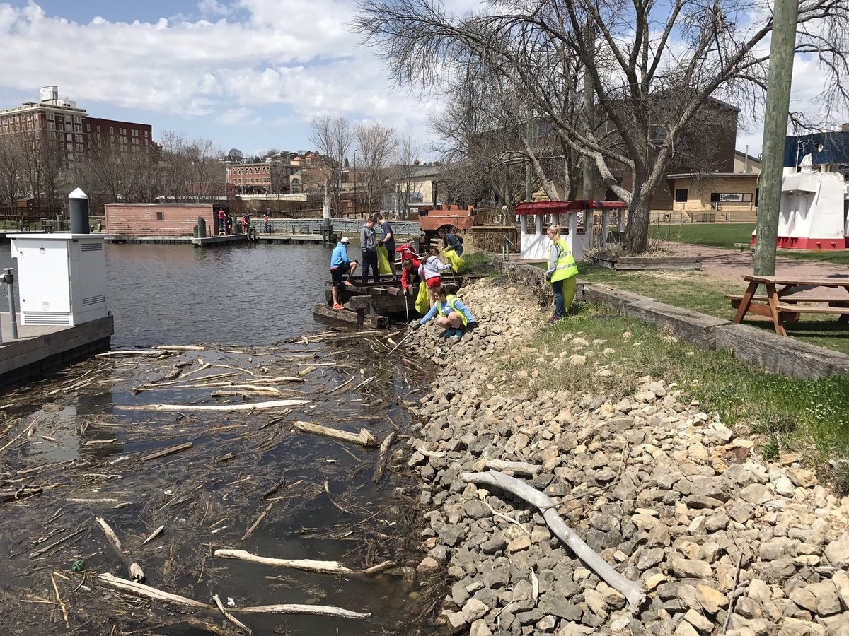 KenThomasKurt's tweet photo. Good work from this group picking up some plastics pollution. Fun fact: plastics pollution did not exist until the end of WWII. #WDBobcatService https://t.co/Y2Sfs65lKZ