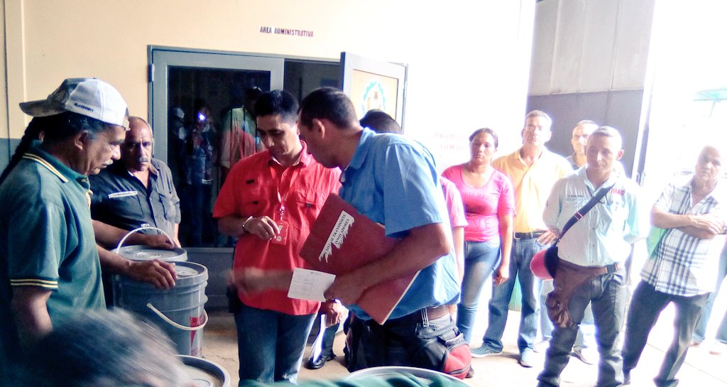 DTransporteG's tweet photo. #EnFotos: Cómo un sólo gobierno revolucionario, el Órgano superior del transporte #Guárico, continúa atendiendo a los profesionales del volante con la Jornada de venta de lubricantes, a través de sus gremios, dando así respuesta al referido sector. @TransporteGobVe @SibciGuarico https://t.co/Bnkyd6OiMd
