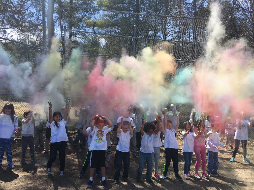 dibling17's tweet photo. @thompsol32 @GrandHavenSup @ghapsrobinson Robinson color Run 2018 https://t.co/XTDsBIN8jx