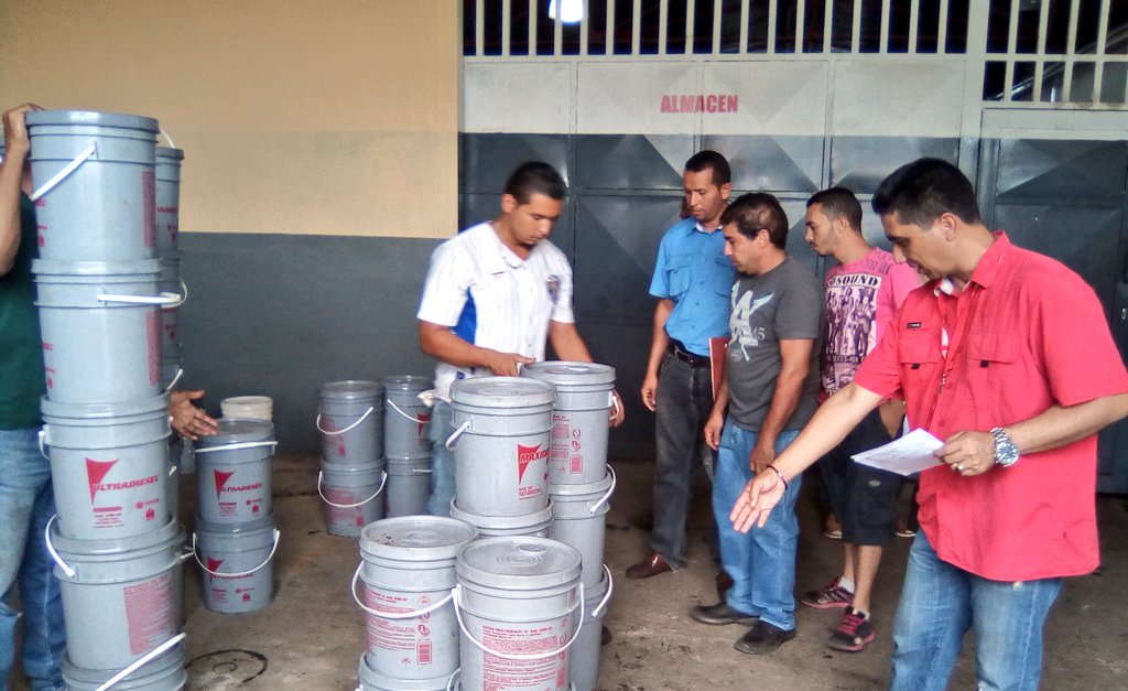 DTransporteG's tweet photo. #EnFotos: Cómo un sólo gobierno revolucionario, el Órgano superior del transporte #Guárico, continúa atendiendo a los profesionales del volante con la Jornada de venta de lubricantes, a través de sus gremios, dando así respuesta al referido sector. @TransporteGobVe @SibciGuarico https://t.co/Bnkyd6OiMd