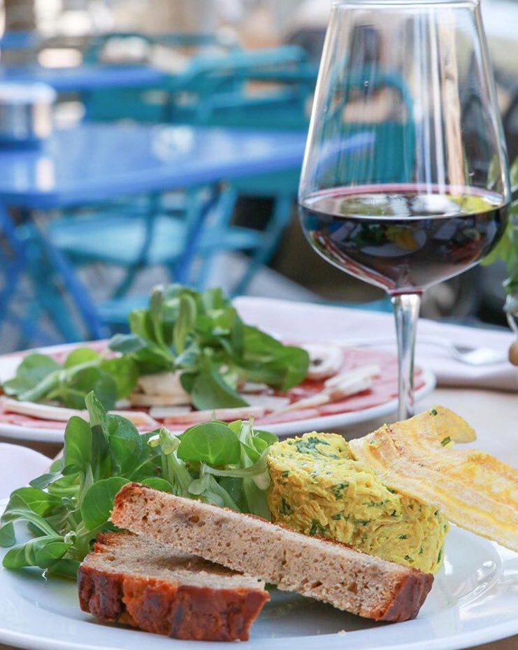 Ha llegado el finde! Os esperamos en [M] para degustar nuestra deliciosa ensalada de Pollo Gandhi: ensaladilla de pollo, manzana, brotes verdes, curry y cilantro; acompañada con tostón de plátano macho y pan de banana! #murillocafe #madrid