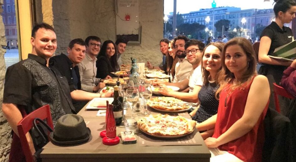JuniorI2SA's tweet photo. L'ancienne et la nouvelle équipe de la @JuniorI2SA sont réunis dans un cadre décontracté pour aborder les prochaines actions de l'année 2018 et notamment les 20 ans du #MasterI2SA qui aura lieu le 25 mai à @FacMedecine ! @pstaccini @jfcarrasco https://t.co/CBkgj2DOWb
