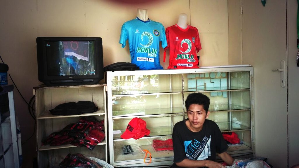 Dcc sudah buka..
Yang mau beli pernak pernik Martapura FC silahkan mampir