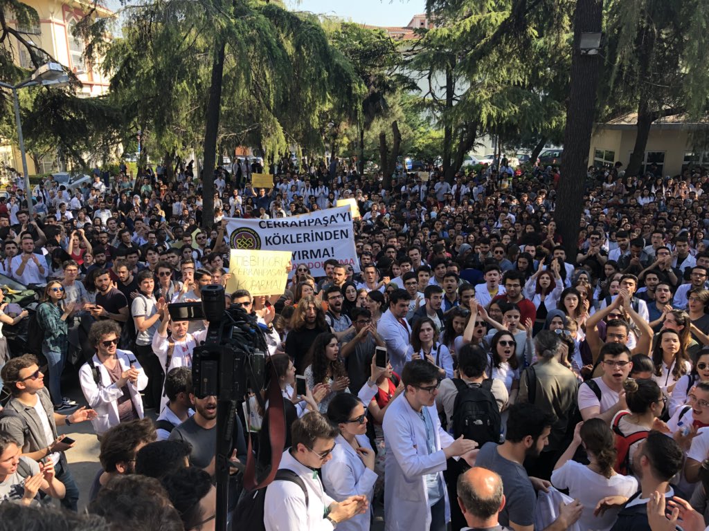 Tarihe üniversiteleri bölme kararıyla geçmemeleri için tüm milletvekillerini sağduyuya davet ediyoruz. Üniversitelerden yükselen sesi duyun! #ÜniversitelerBölünmesin