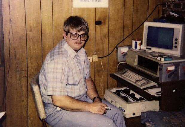 Hi_Binance's tweet photo. One of #bitcoinbravado members at work #PumpAndDump #Discord #havencoin #cryptomedicated #telegram #oldiebutgoodie #bestmemeofalltimes https://t.co/cHNede4KTQ