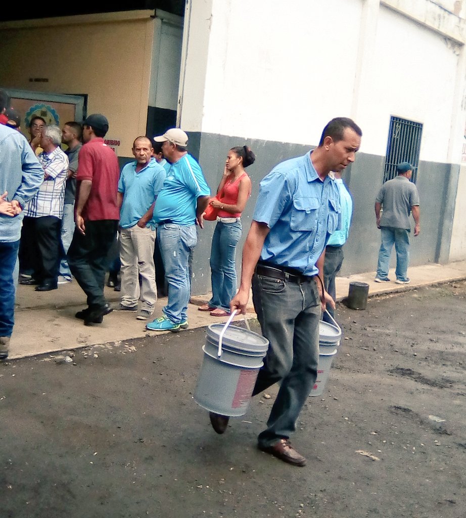 DTransporteG's tweet photo. En aras de beneficiar a los transportistas y al pueblo venezonalo, el Min. M/G Carlos Osorio por instrucciones del Pdte. @NicolasMaduro continúa realizando jornadas de Ventas de Lubricantes a los profesionales del volante en #Guárico #ExpoVenezuelaPotencia #EnCuerpoYAlma https://t.co/bIrPrRcoZB