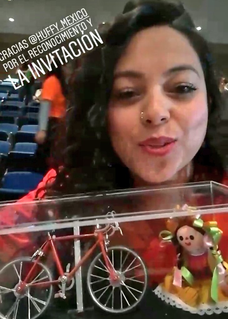 MayaEnBici's tweet photo. Feliz #DíaDelDiseñadorGráfico 
Así fue la celebración que @HuffyMexico  organizó con alumnos de la @JustoSierraOfi 
¡Gracias por la invitación!
🚴🙌 https://t.co/uHLfbM8rlb