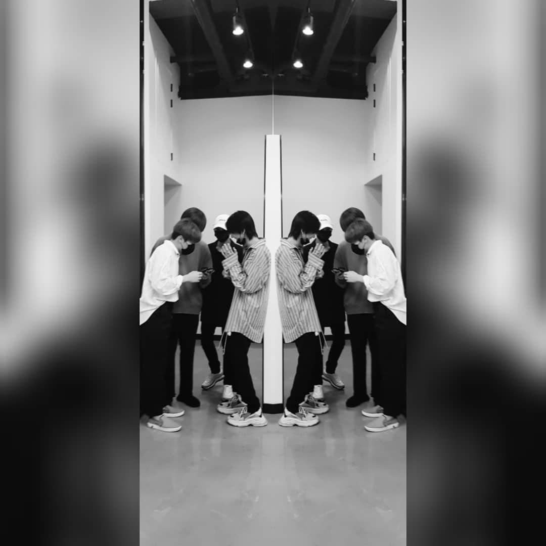 FanSEVENTEEN_FR's tweet photo. [27-04-18]
Petite réunion, devant le miroir..😄😎🤗🤔
#ChutChut
#PrudemmentPrudemment
#BienvenueDansLeMondeDeLaCommunication
_______________
https://t.co/MxRf18qfxs
🇬🇧clearmilkyway
🇨🇵NAi https://t.co/FnYtyAvr1D