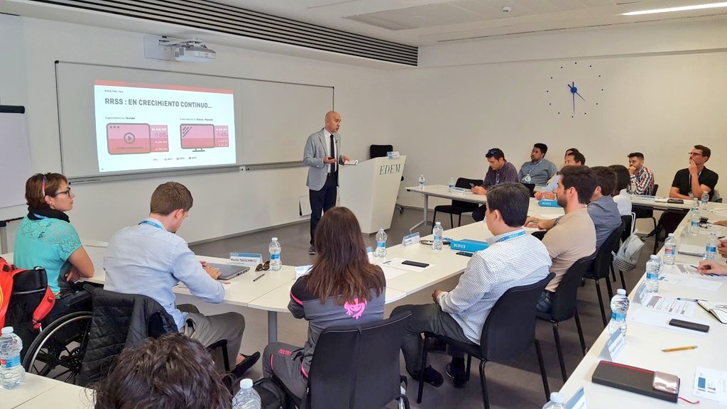EDEMempresarios's tweet photo. 🎾 Mario Hernando, director general de @WorldPadelTour, impartiendo 'Gestión de eventos deportivos y patrocinadores' en el #FocusDeporte de #EDEM

#ProfesoresEDEM #EscueladeEmpresarios https://t.co/lhw1fR0q9Y