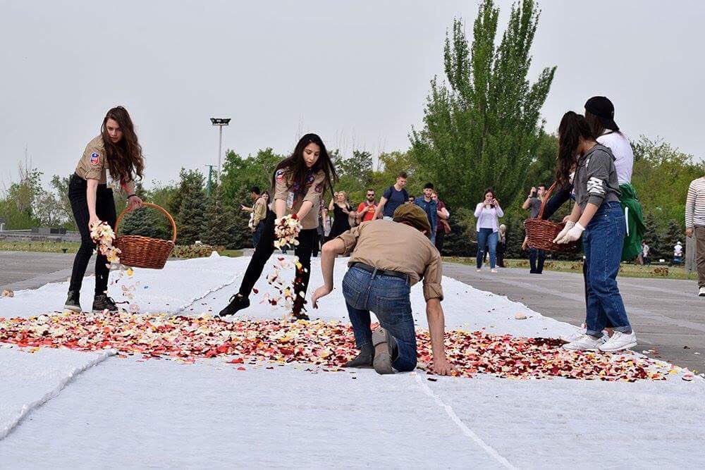 armenia's tweet photo. Traditional “Flower gathering” event held in #Tstisernakaberd bringing together school children, students, reps of various orgs and many other volunteers. The event is called to give a second life to the countless flowers laid in memory of victims of #ArmenianGenocide. https://t.co/UbEQKk0O6M