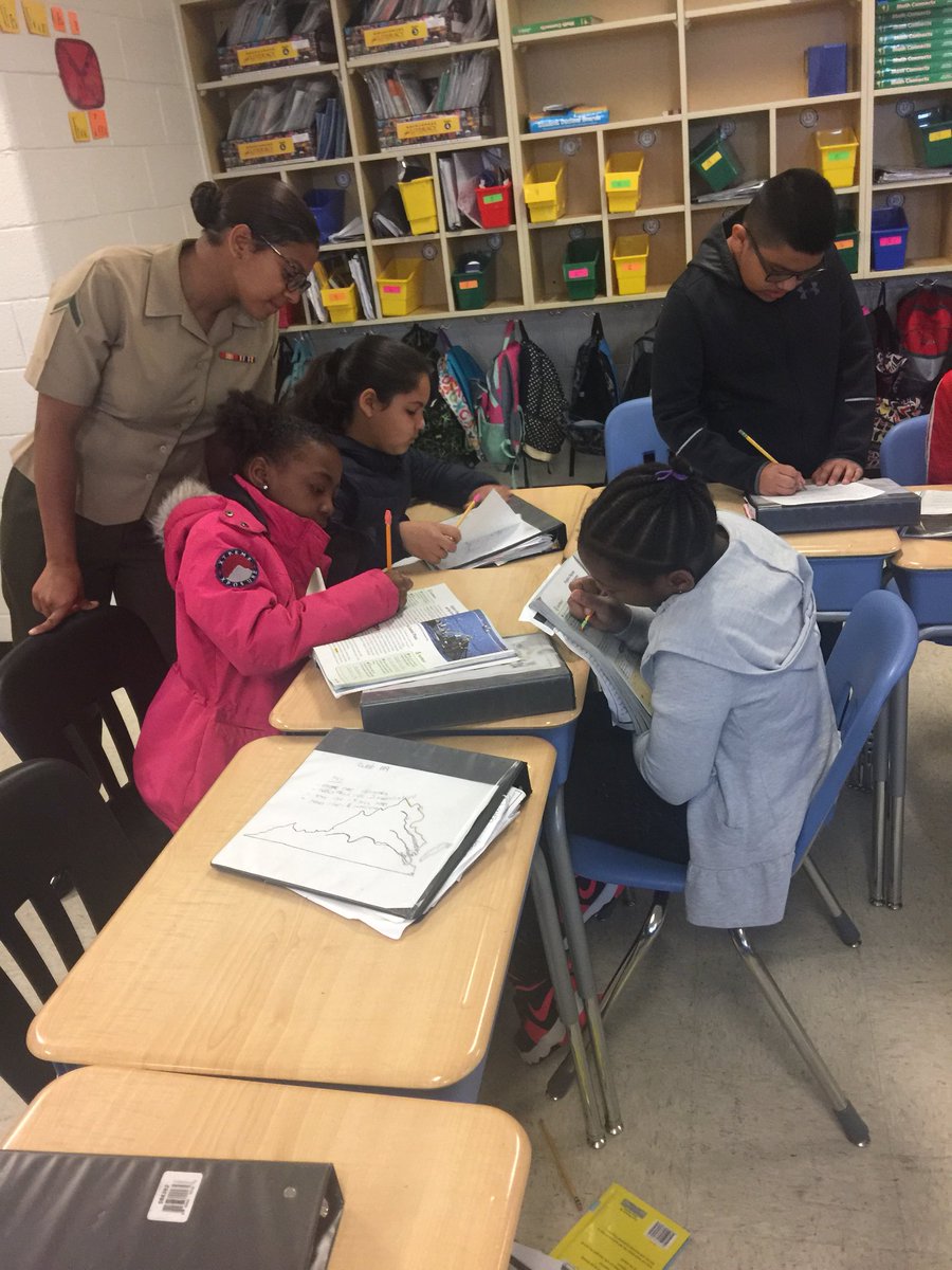 IAmMrsNelson4's tweet photo. When you live by #Quantico you have #marines who show their support and help!!! #marinecorps #hoorah #helpingstudentslearn @triangletigers https://t.co/DJdBBK5NFc